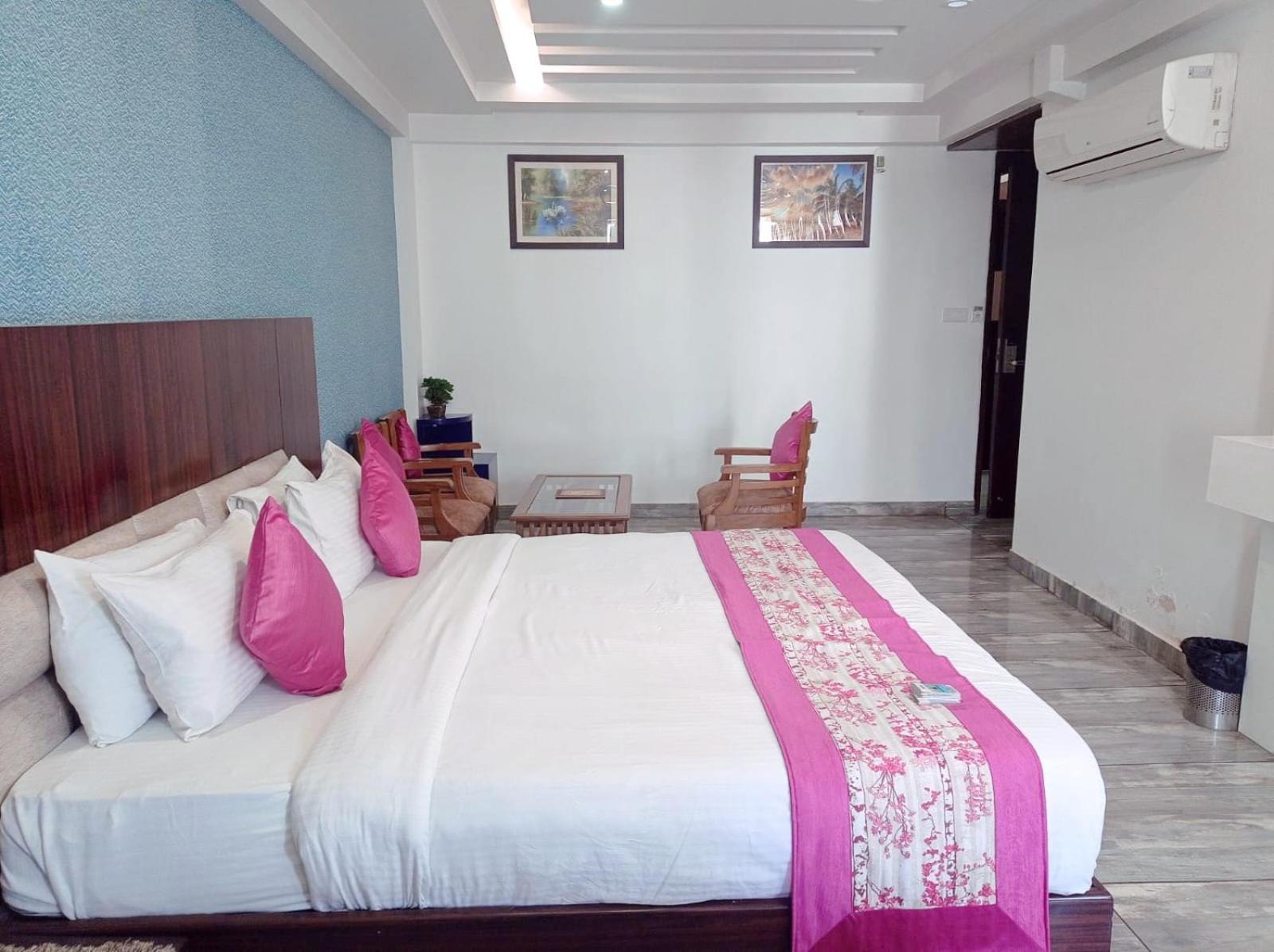 Hotel Sgt Plaza Varanasi Exterior photo