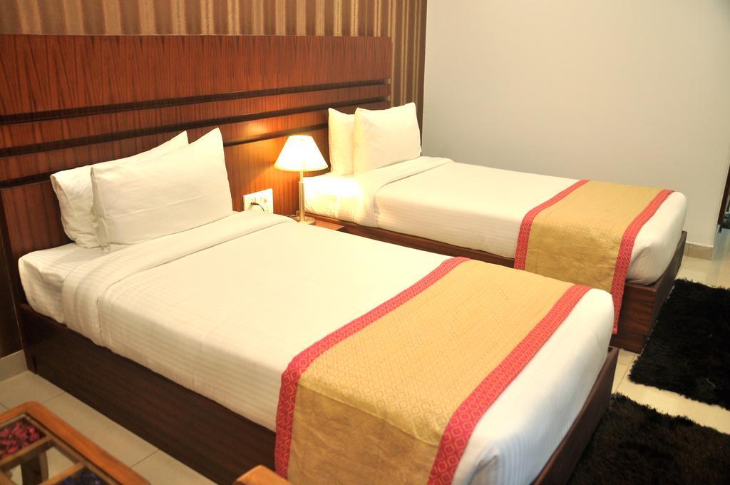 Hotel Sgt Plaza Varanasi Exterior photo