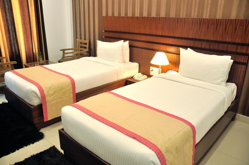 Hotel Sgt Plaza Varanasi Exterior photo