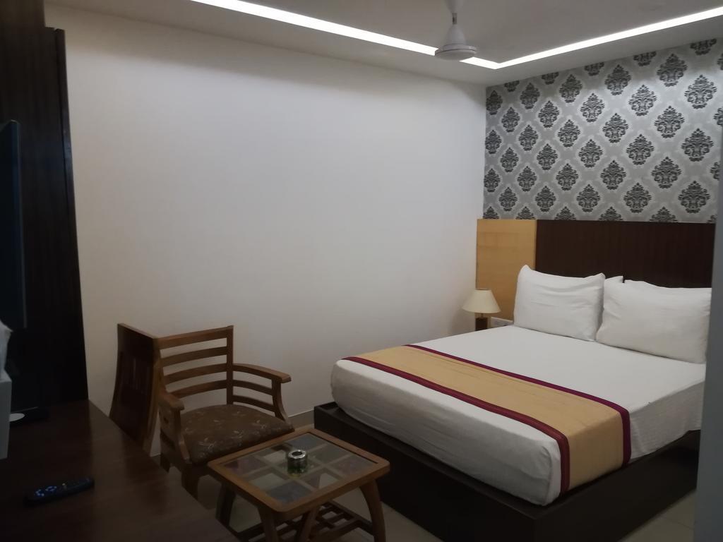 Hotel Sgt Plaza Varanasi Exterior photo