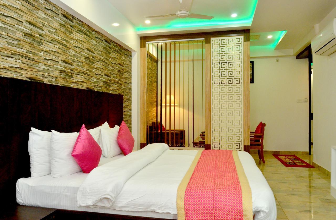 Hotel Sgt Plaza Varanasi Exterior photo