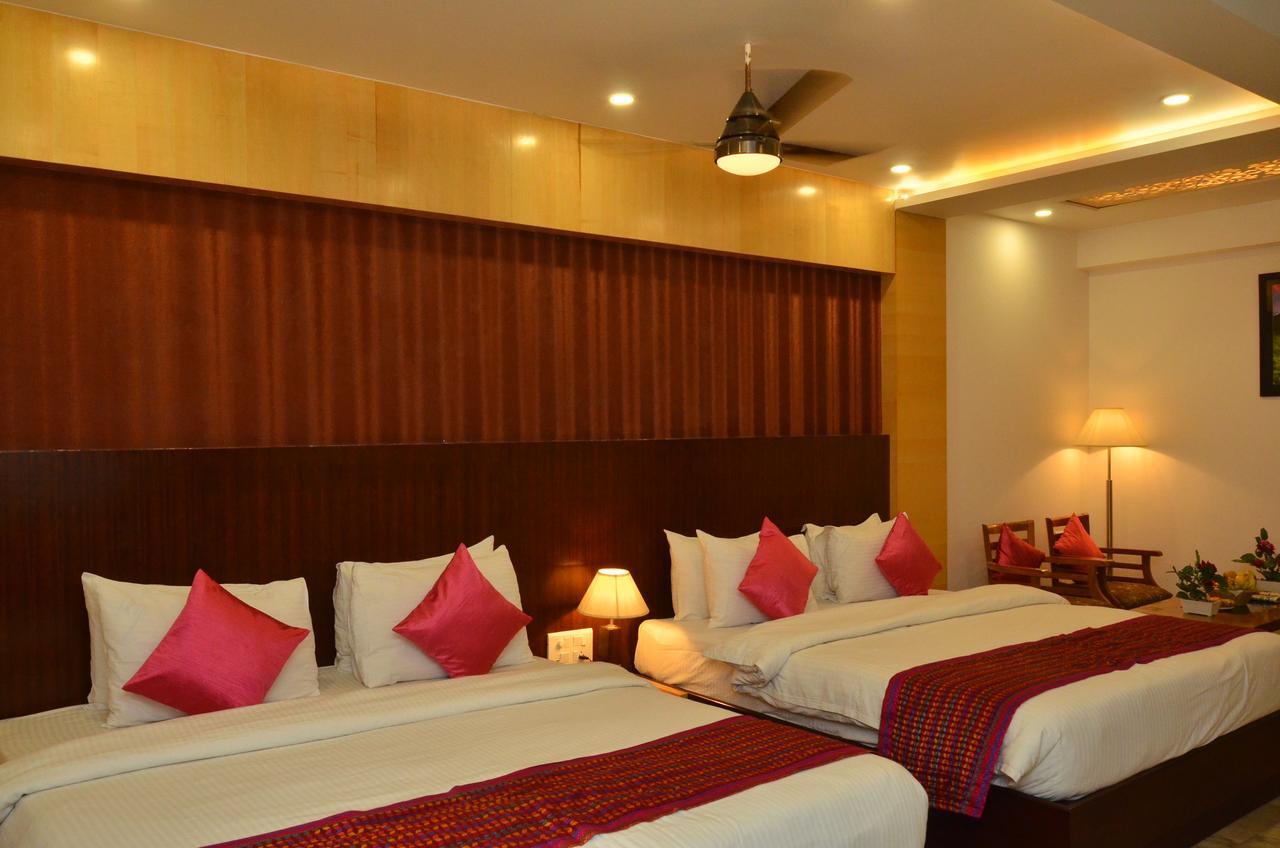 Hotel Sgt Plaza Varanasi Exterior photo